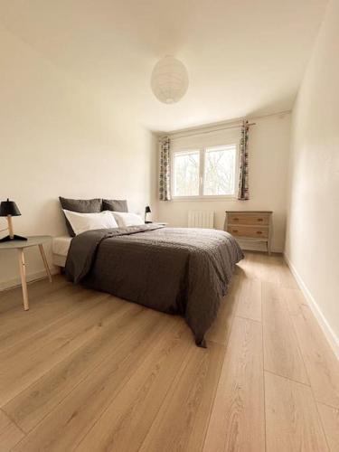une chambre avec un lit et un parquet dans l'établissement La Baugerie enchantée, à Saint-Sébastien-sur-Loire
