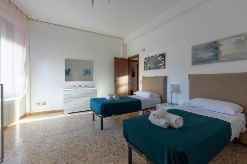 Postel nebo postele na pokoji v ubytování Pisa Quiet and Bright Flats with Balcony