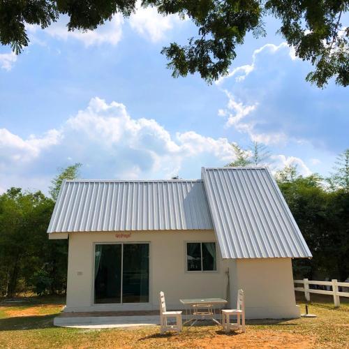 a small building with a table and two chairs at Quality Time farm stay: Yard house in Ban Pa Lau