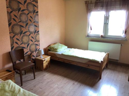 - une petite chambre avec un lit et une fenêtre dans l'établissement Monteurunterkunft Oberhausen-Rheinhausen, à Oberhausen-Rheinhausen