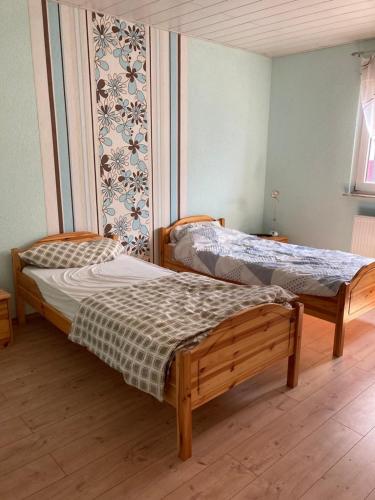 2 camas en una habitación con en Monteurunterkunft Oberhausen-Rheinhausen en Oberhausen-Rheinhausen
