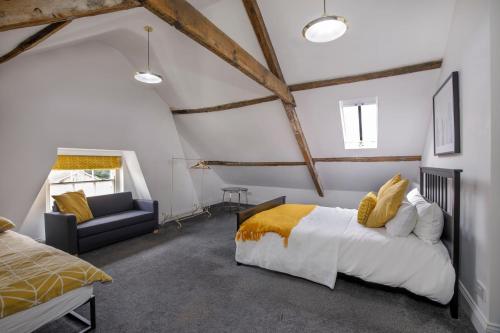 a bedroom with a king sized bed and a couch at Prospect House in York