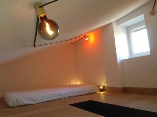 Cette chambre comprend un lit et une fenêtre. dans l'établissement Tiny duplex climatisé, à Lyon