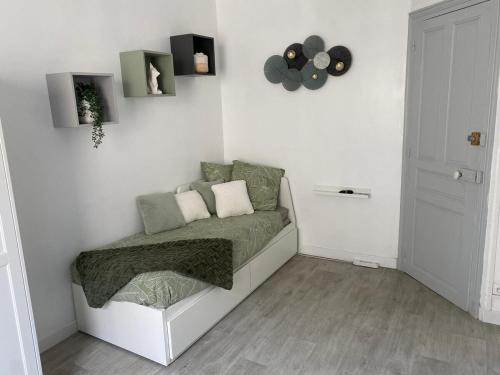 a white room with a bed and a fan at Le Green - Spacieux & Lumineux in Compiègne