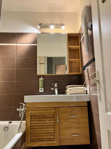 une salle de bain avec un lavabo et un miroir dans l'établissement CHAMONIX CENTRE le Grepon, à Chamonix-Mont-Blanc