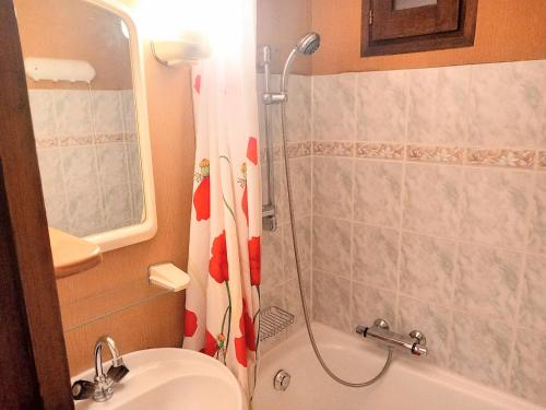 une salle de bain avec une douche, des toilettes et un lavabo dans l'établissement La Montagne, à Le Biot