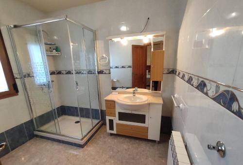 y baño con lavabo y ducha. en LA CASA NUEVA, 