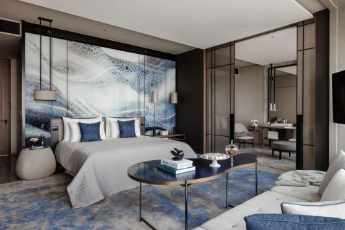 een slaapkamer met een bed en een woonkamer bij One&Only One Za'abeel in Dubai
