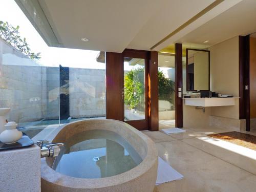 Koupelna v ubytování The Bale Nusa Dua by LifestyleRetreats