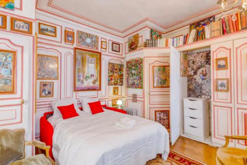 - une chambre avec un grand lit blanc et des oreillers rouges dans l'établissement The fine arts - Gorgeous French touch - Best area, à Paris