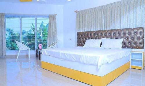 Cama o camas de una habitación en FabHotel Octagon Beach Resort