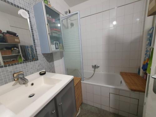 ein Badezimmer mit einem Waschbecken, einer Dusche und einer Badewanne in der Unterkunft Chambre privée au calme chez l'habitant in Montrouge