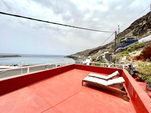 balcón con banco y vistas al océano en Atico de 2 dormitorios con vista al Mar, a 100 m de playa, en Puerto de la Estaca