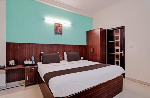 1 dormitorio con 1 cama grande en una habitación en Hotel Imperial, en Greater Noida