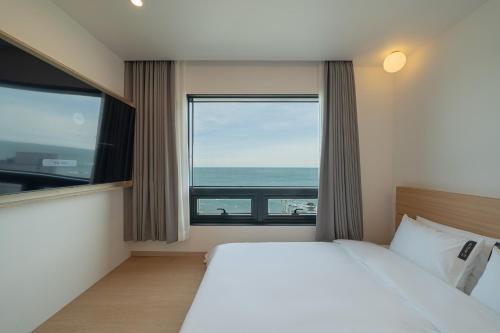 慶州的住宿－Hotel 701 Gyeongju，一间卧室设有一张床和一个大窗户
