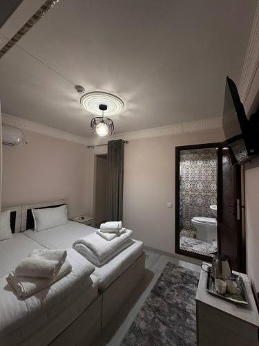 Una cama o camas en una habitación de DANIYAR GUEST HOUSE