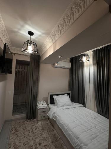 Una cama o camas en una habitación de DANIYAR GUEST HOUSE