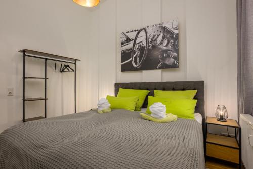 - une chambre avec un lit doté d'oreillers vert citron dans l'établissement SweetHome - Luxus pur - große Küche, Terrasse, Stellplatz, WiFi, à Halle-sur-Saale