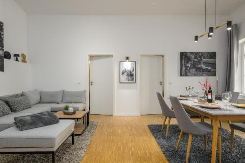 uma sala de estar com um sofá e uma mesa em SweetHome - Luxus pur - große Küche, Terrasse, Stellplatz, WiFi em Halle an der Saale