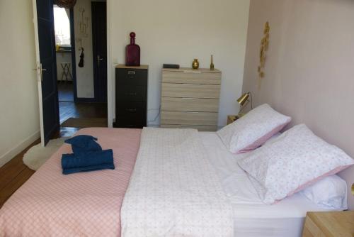 1 dormitorio con 1 cama con sombrero azul en L'escapade de Compiègne centre charmant, en Compiègne