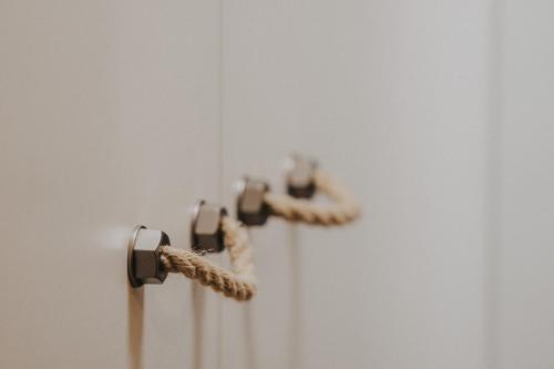 a rope tied to a door with two knobs at Friesenhus Dangast in Dangast