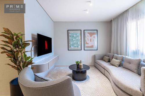 TV a/nebo společenská místnost v ubytování Prime Residence Sheikh Zayed