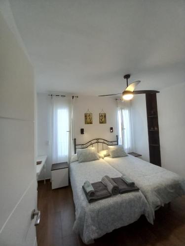 a bedroom with a bed with two towels on it at Casa El Molino in Conil de la Frontera