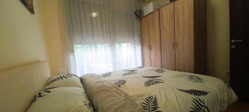 a bed in a room with a window at Budva Morska oaza in Budva