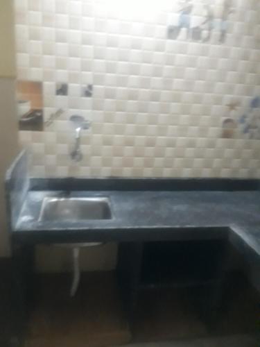y baño con lavabo y espejo. en Janaki Nilaya, en Belgaum