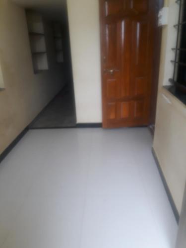 una habitación vacía con una puerta y un pasillo en Janaki Nilaya, en Belgaum