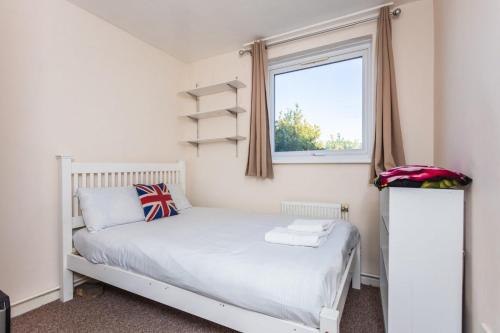 A bed or beds in a room at Spacious 2BD House wPrivate Garden - Kennington!