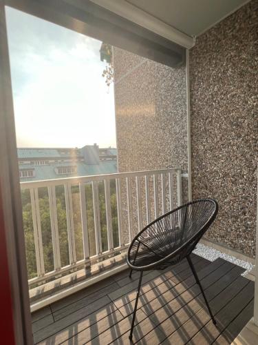 un banc assis sur un balcon avec vue dans l'établissement Appartamento Business Milano, à Milan