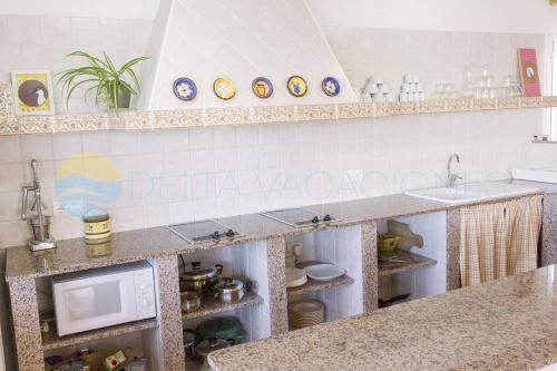 Kuchyň nebo kuchyňský kout v ubytování Riuebre - Casa rural para 11 personas con piscina y vistas al Río Ebro - Deltavacaciones