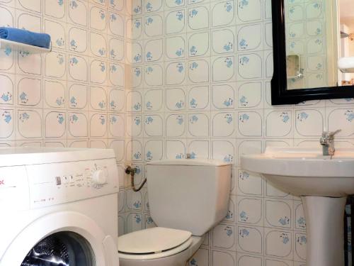 a bathroom with a toilet and a sink at Lliri - Adosado en l'Ampolla en primera línea de mar - Deltavacaciones in L'Ampolla