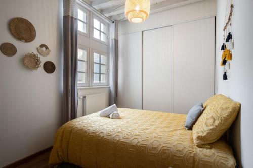 - une chambre avec un lit et une fenêtre dans l'établissement Au charme d'antan - Un joyau caché, à Troyes
