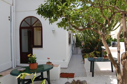 een binnenplaats met twee tafels en een boom bij Zagara Bed & Breakfast in Lipari
