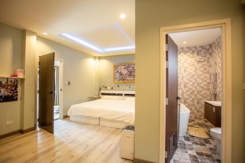 une chambre avec un lit et une salle de bain avec baignoire dans l'établissement วิลล่าพอใจ, à Chiang Mai