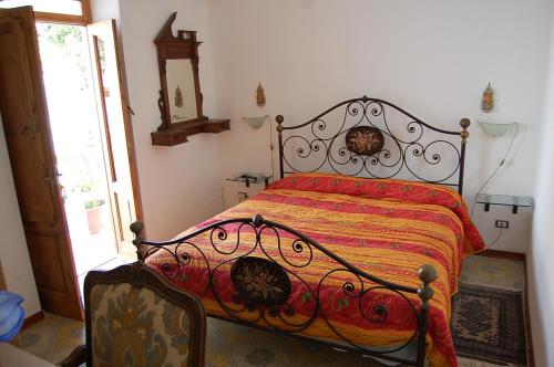 リーパリにあるZagara Bed & Breakfastのベッドルーム1室(赤とオレンジの毛布付きのベッド1台付)