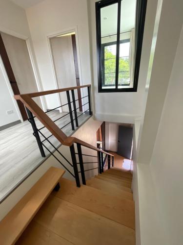 - un escalier dans une maison avec une fenêtre dans l'établissement วิลล่าพอใจ, à Chiang Mai