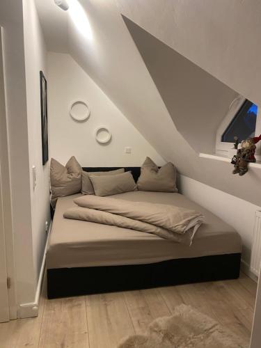 Una cama en una habitación con una escalera con aigunigunigun en attraktives Appartement im Stadtzentrum Plauen Balkon Lift, en Plauen