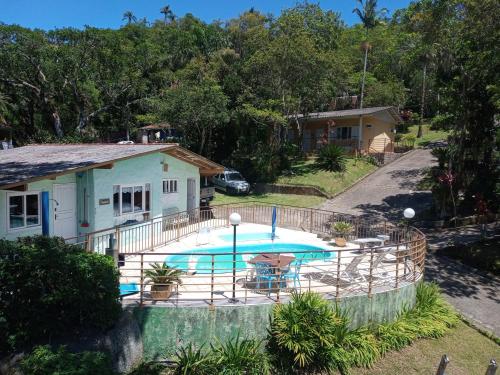 una casa con piscina frente a una casa en Recanto Floripa, en Florianópolis