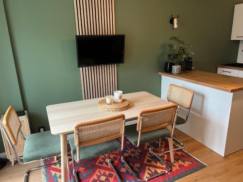 Televízia a/alebo spoločenská miestnosť v ubytovaní Sacaron24, T2 bis, centre Luchon, wifi, parking