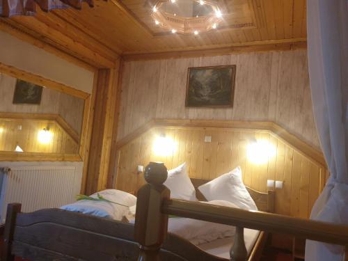 Postel nebo postele na pokoji v ubytování Wisła Mountain SPA
