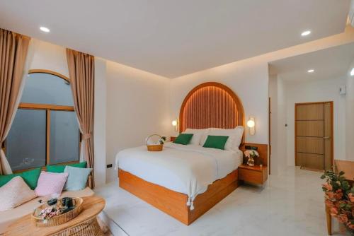 - une chambre avec un grand lit et une grande fenêtre dans l'établissement Pangthara65 ปางธารา ณ ปางไฮ เชียงใหม่, à Doi Saket
