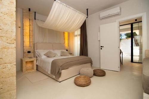 - une chambre avec un lit et un lustre dans l'établissement Borgo Bevagna Relais, à San Pietro in Bevagna