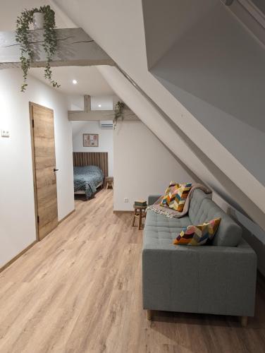 - un salon avec un canapé et une chambre dans l'établissement Le Cosy (20' Strasbourg en Bus), à Marlenheim