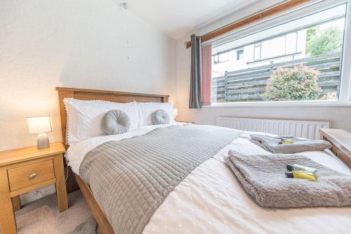 Un dormitorio con una cama grande y una ventana en Wayside Bungalow, en Staveley