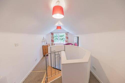 una escalera en una casa con luz roja en Wayside Bungalow, en Staveley