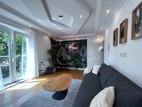 ein Wohnzimmer mit einem Sofa und einem Holztisch in der Unterkunft YUVA HOMES am Kurpark in Bad Wörishofen