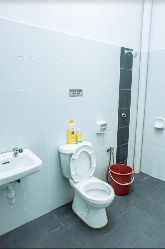 a bathroom with a toilet and a sink at Homestay Klebang Pool in Melaka